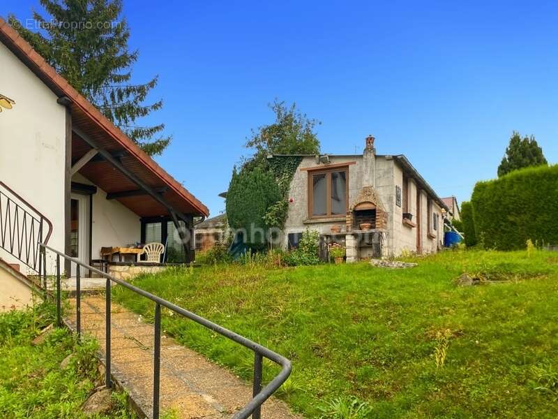 Maison à TAVAUX-ET-PONTSERICOURT