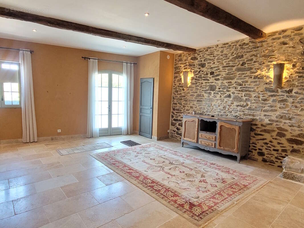 Très jolie maison en pierres de 110 m² habitables avec terrasse  - photo 10
