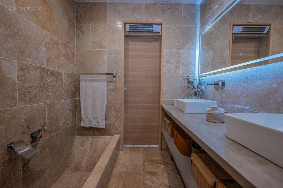 LES ISSAMBRES : Villa tout à pied avec vue mer exceptionnelle - photo 15