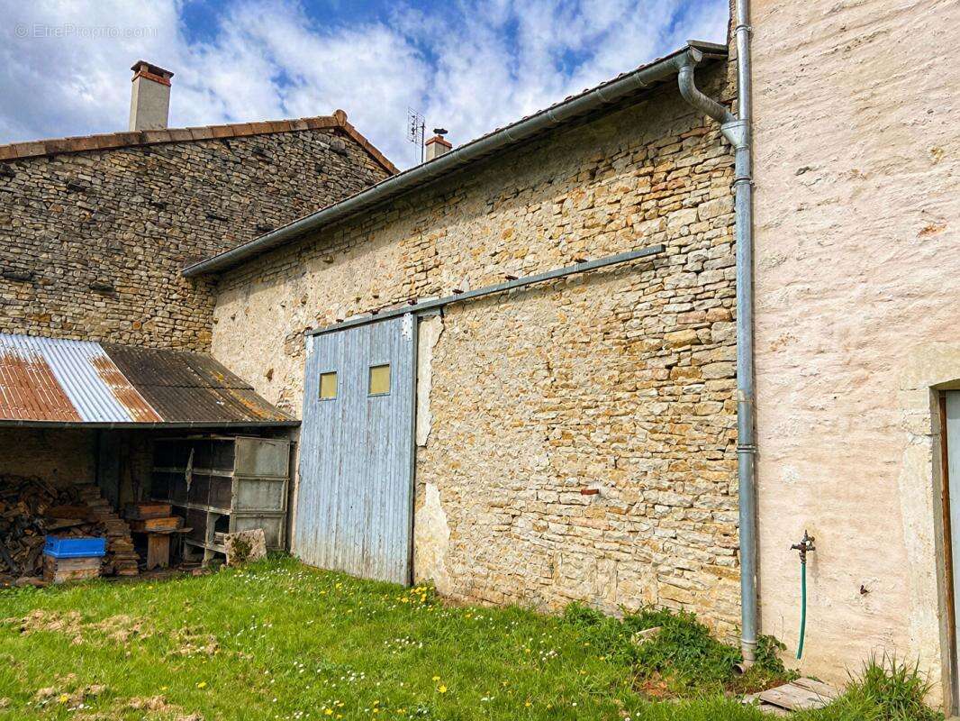 EXCLUSIVITÉ - Maison à vendre avec dépendances à Uchizy - photo 2