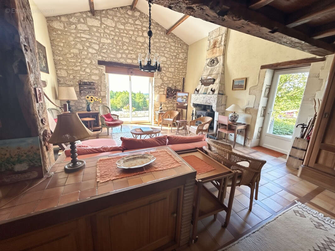 Maison à ROULLET-SAINT-ESTEPHE