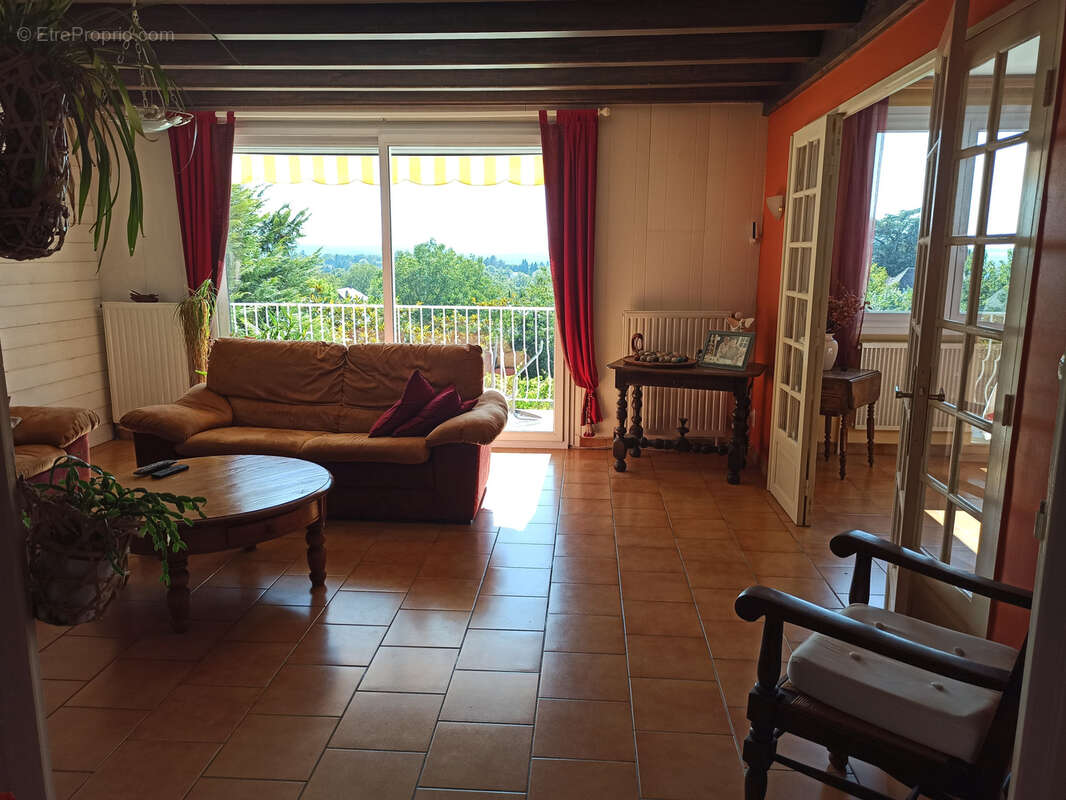 Maison à CREUZIER-LE-VIEUX