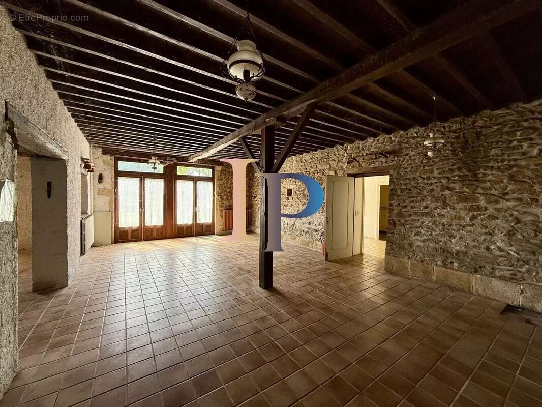 Maison à SAINT-IGNY-DE-ROCHE