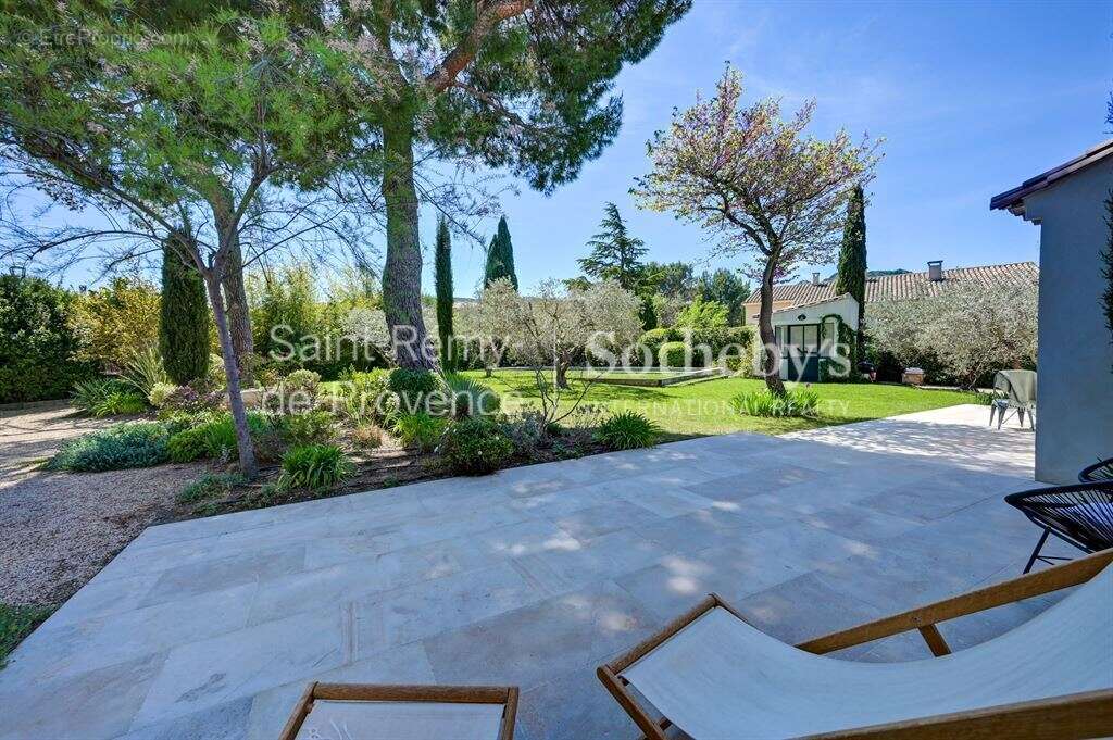 Exclusivité. Rare, Eygalières, belle maison rénovée en centre village avec jardin et piscine - photo 9