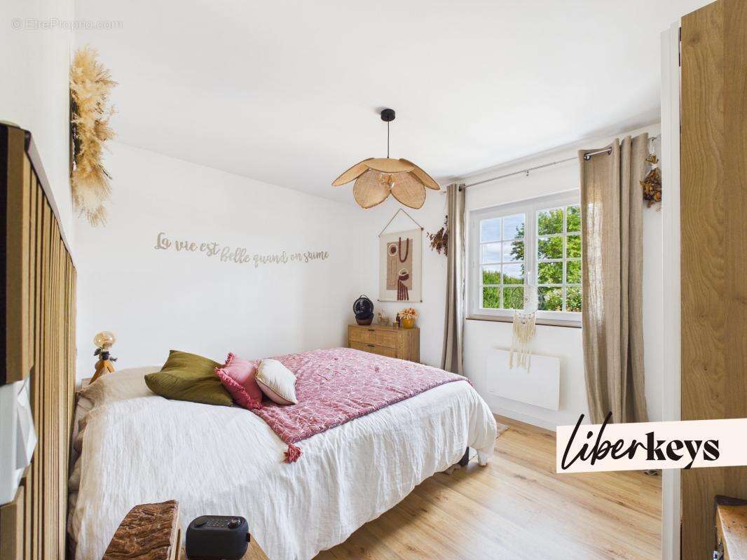 AUBIE-ET-ESPESSAS – Maison T5 rénovée 110 m² – Terrain 1 700 m² - photo 4