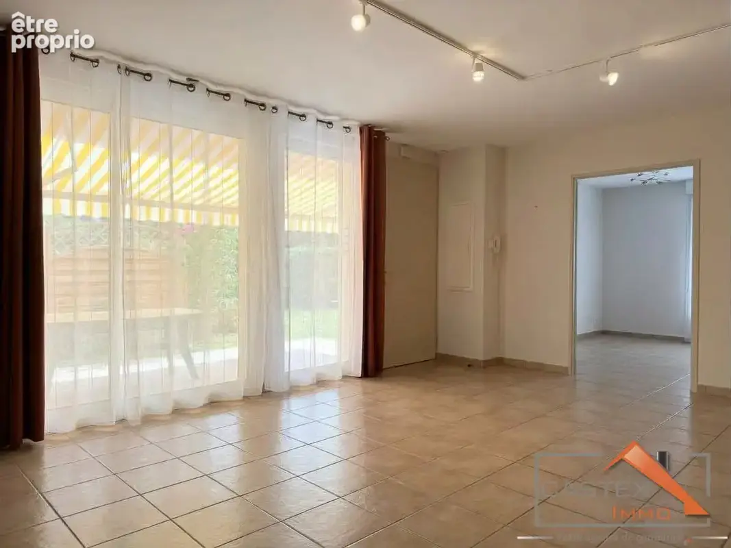 Villa T3 de plain-pied aux Sénioriales  Garage, terrasse et parking - photo 3