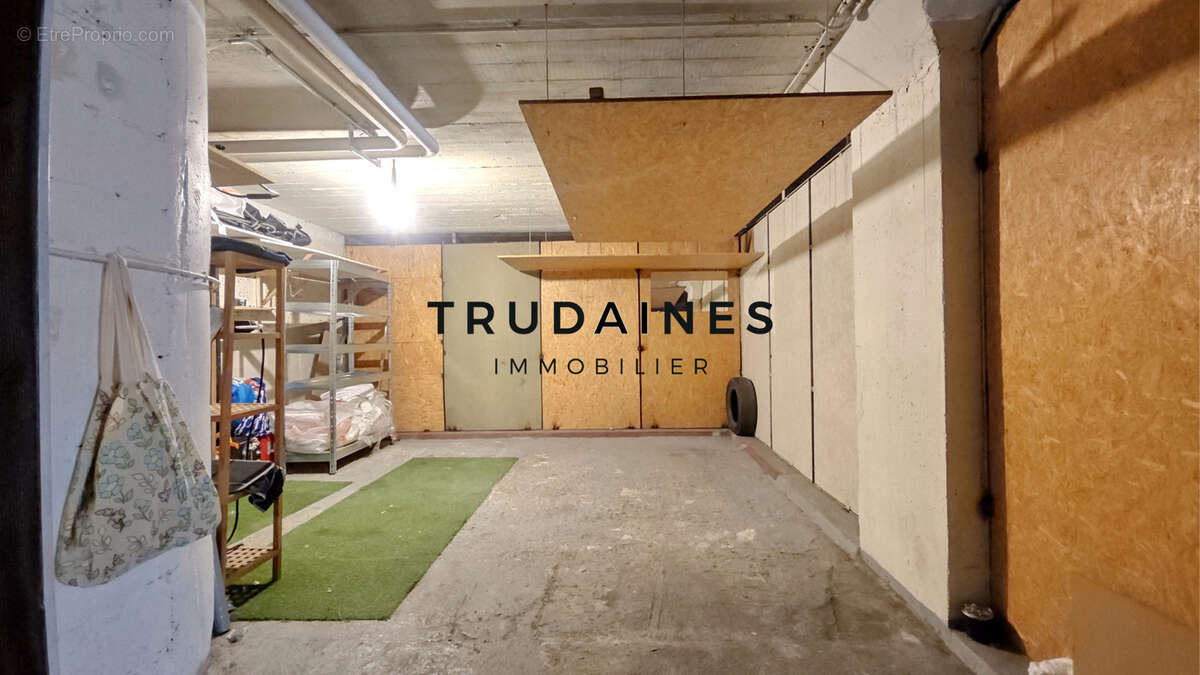 Parking à PARIS-18E