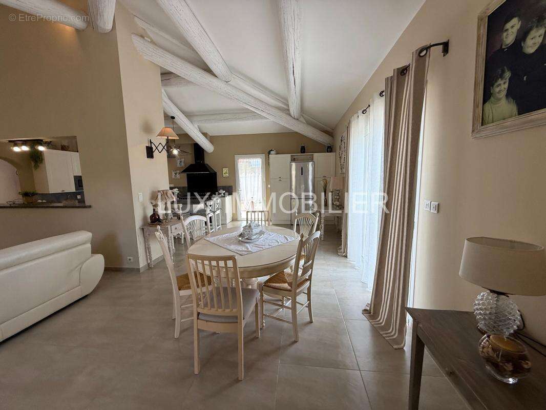Noves - villa d'architecte, piscine pool-house, centre calme - photo 30