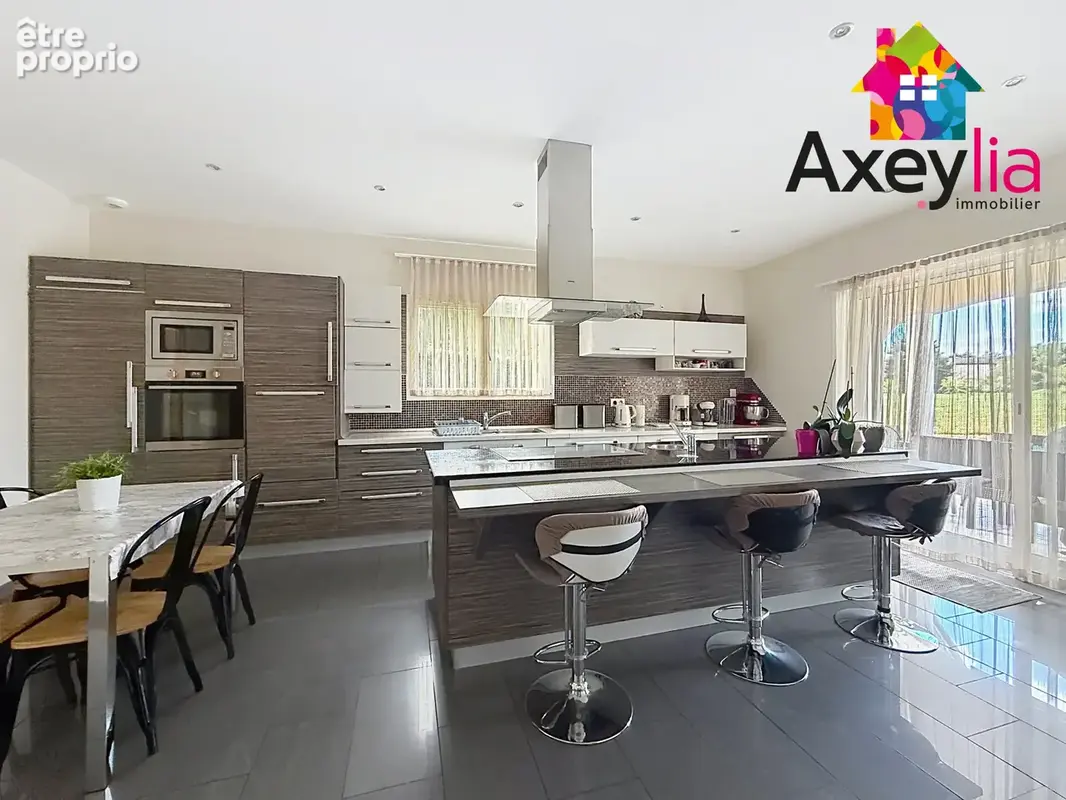 A vendre - riorges - maison contemporaine de 2011 avec cinq chambres, terrain et piscine - photo 7