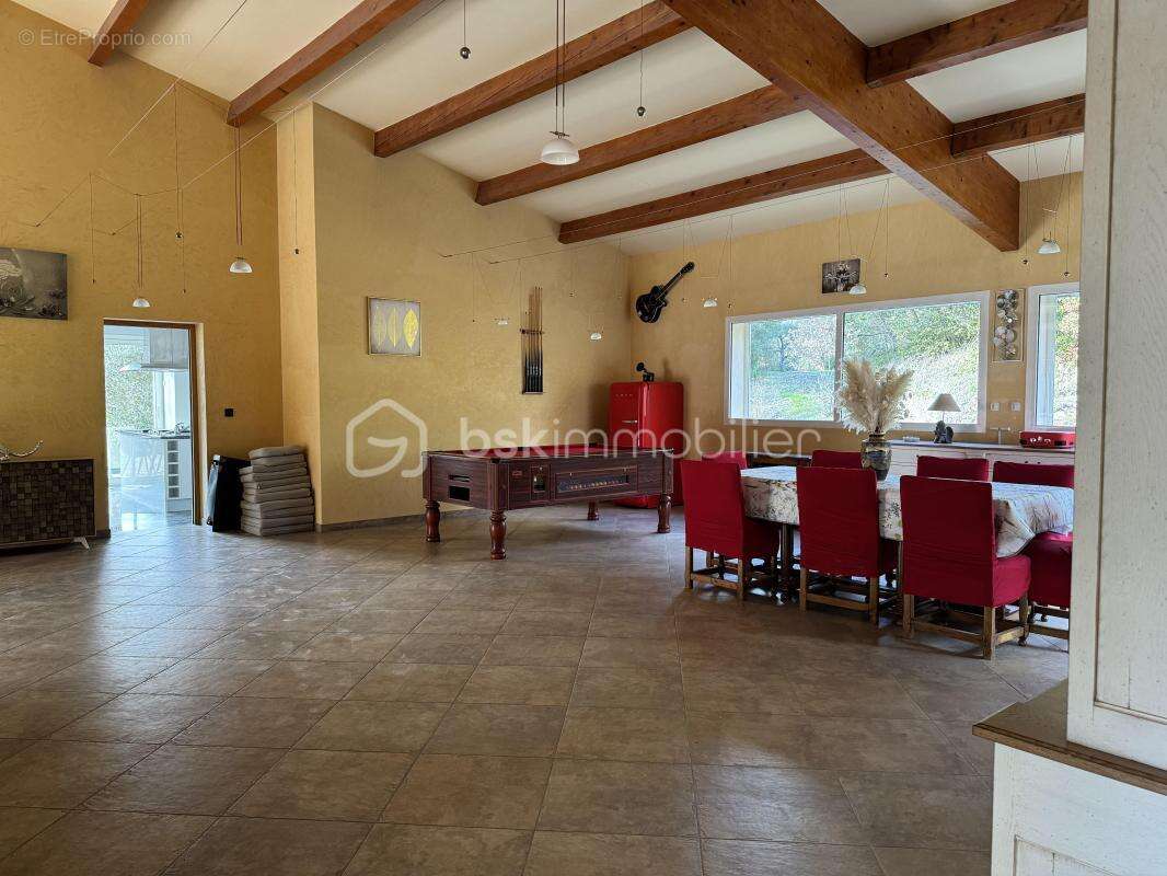 À chateauvert (83670) propriété d’exception de 570 m² avec deux appartements indépendants, piscine, grand terrain et accès à la  - photo 8