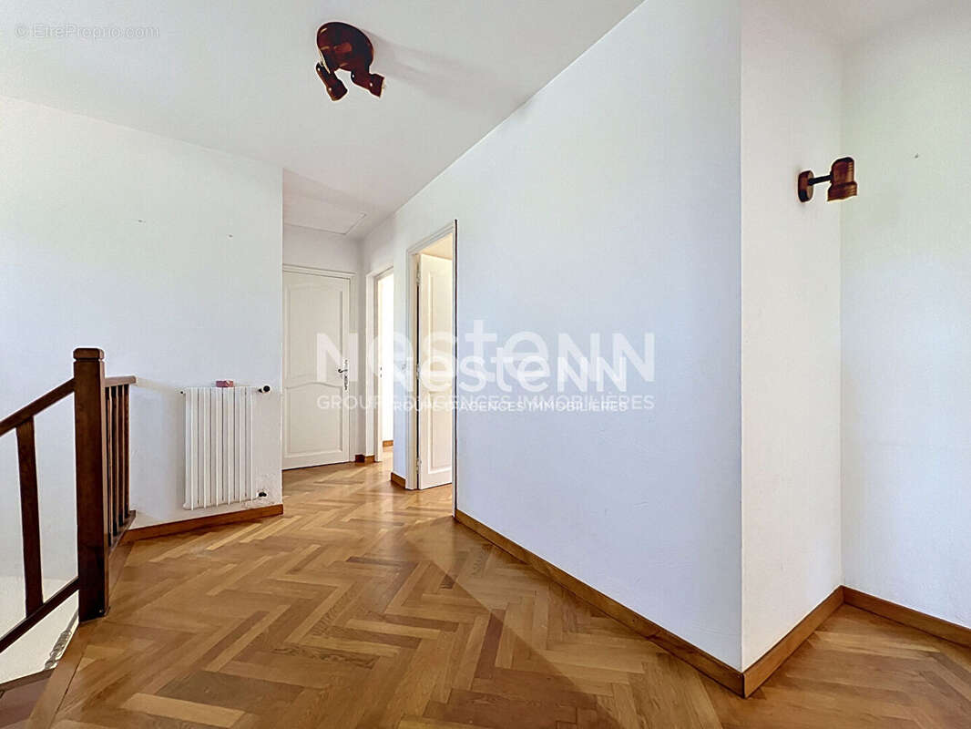 Golfe-Juan - Maison 5P 126 m² + Appartement indépendant 3P 98 m² - Terrain 1 480 m² - Sous-sol 70 m² - Parkings - Proche mer - photo 10