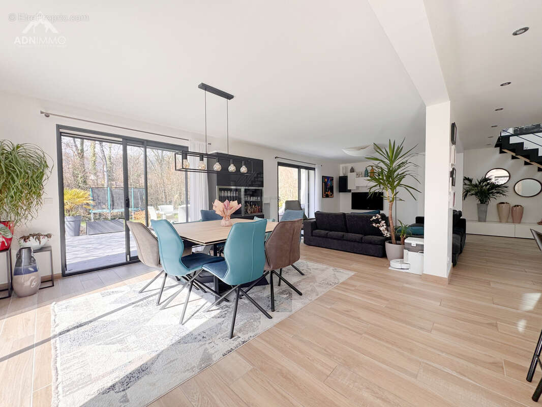 Maison à SAINT-GENIS-POUILLY