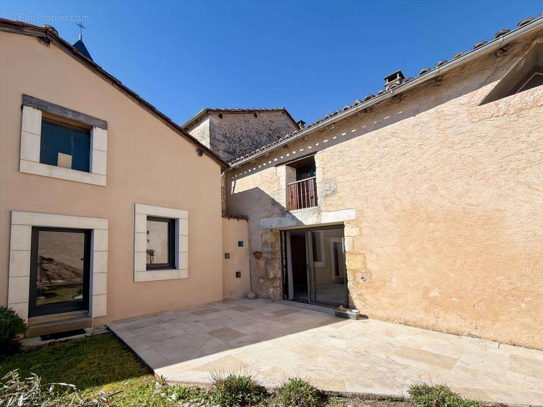 Maison à AGONAC