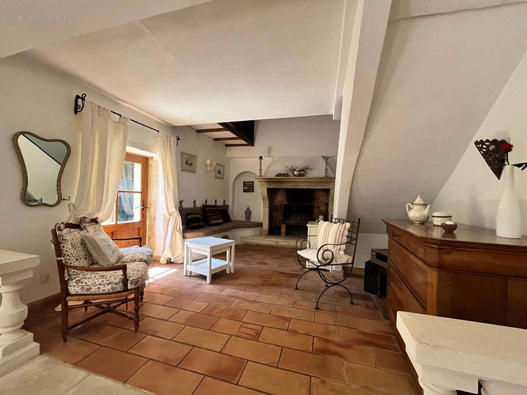 Mas avec piscine, 1 hectare de terrain et vue sur le village et proche commodités - photo 10