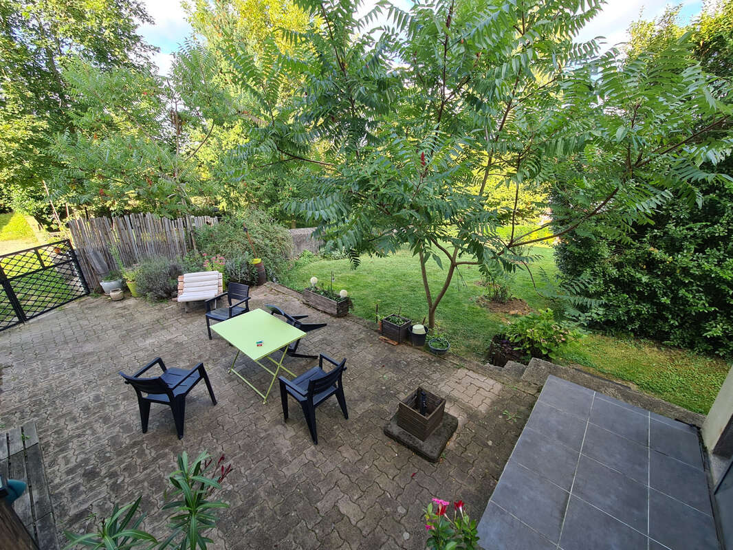 VASTE MAISON rénovée avec terrains et dépendances - photo 2