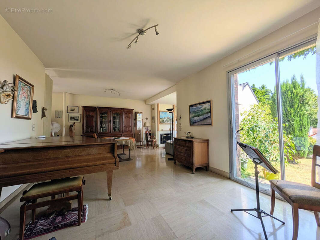 Maison d'architecte familiale de 170 m² avec jardin, terrasses et double garage dans un quartier résidentiel recherché - photo 2