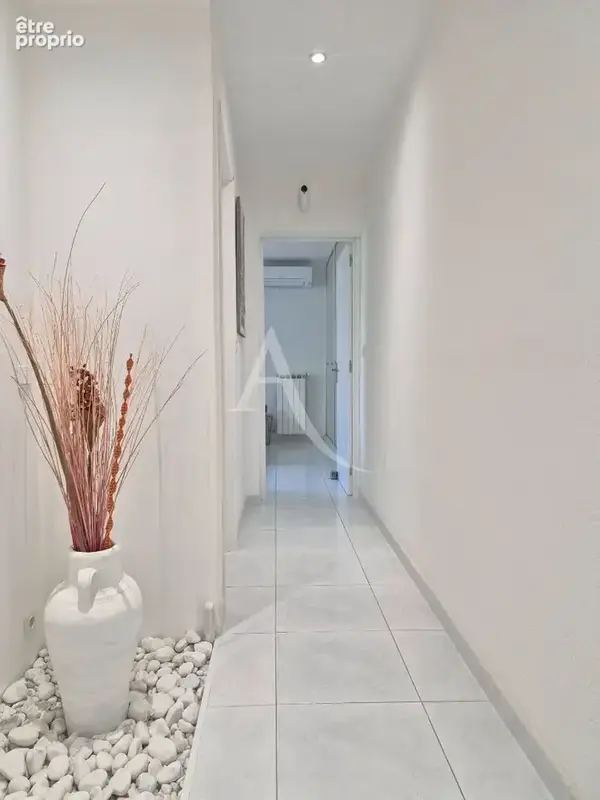 Villeveyrac : Élégante villa de plain-pied -210 m² de surface au sol - Charme méditerranéen avec piscine - photo 12