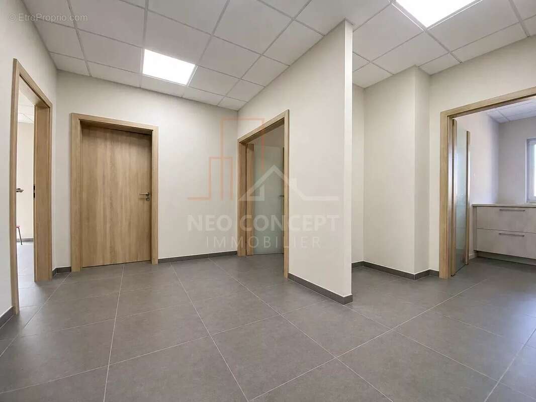 Maison de plain-pied & local professionnel - parcelle 1560 m² - photo 4