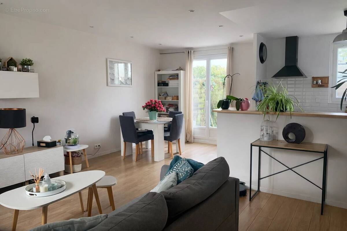 Maison à VOISINS-LE-BRETONNEUX