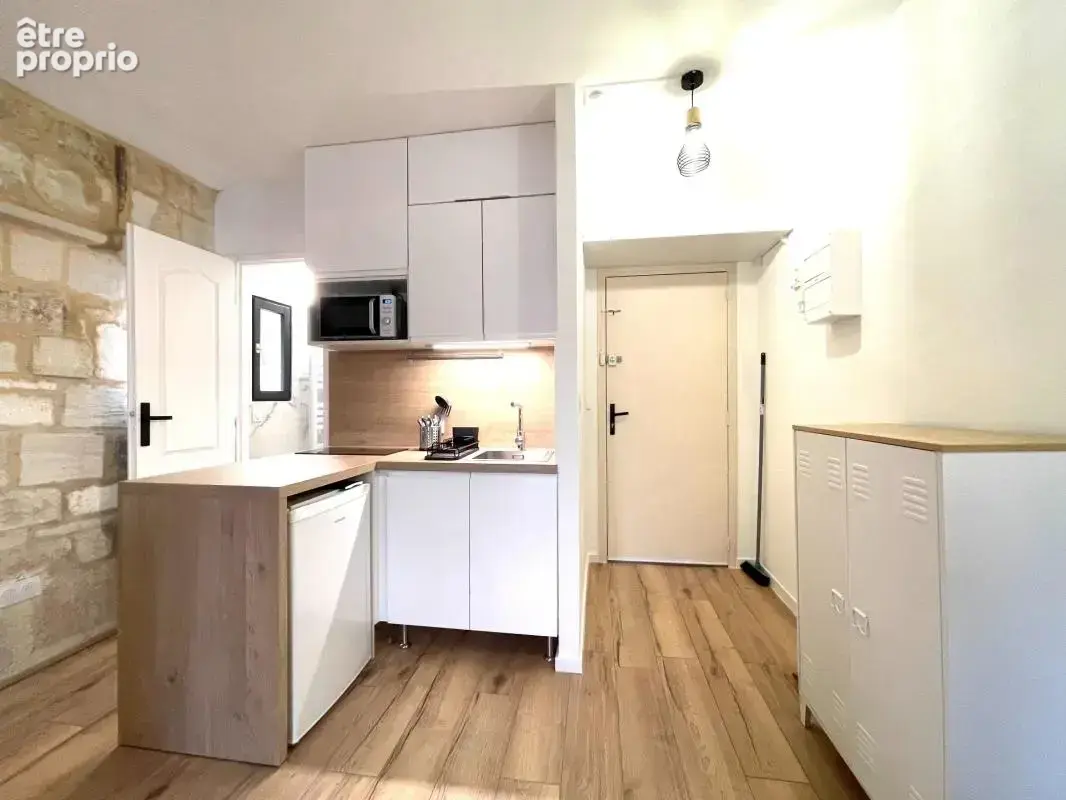 Aigues-mortes intra-muros – studio 23 m² entièrement rénové – vue exceptionnelle sur la place saint-louis - photo 3