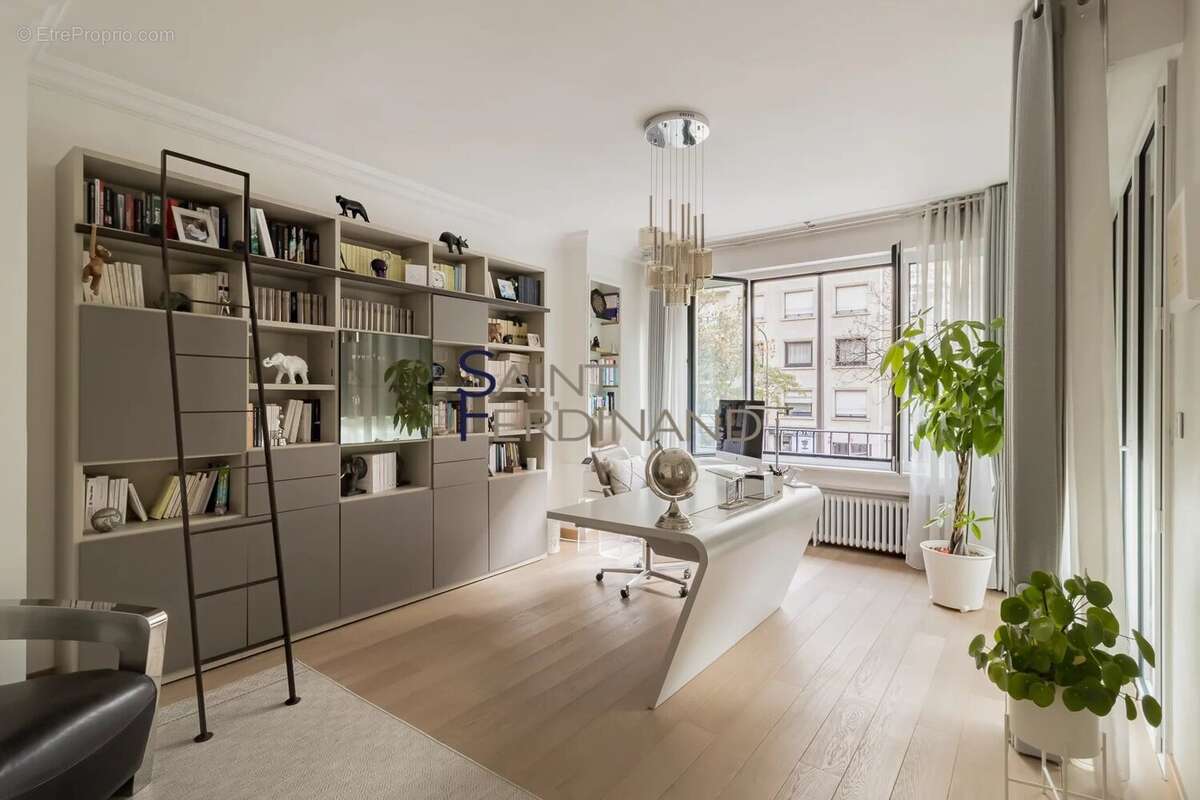 Appartement à PARIS-16E