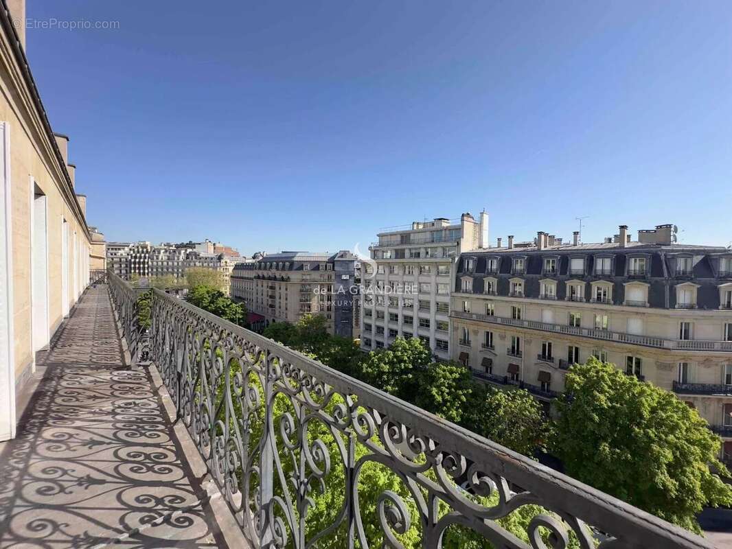 Appartement à PARIS-8E