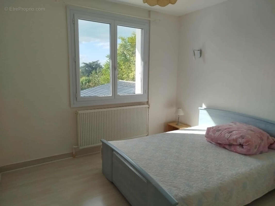 Maison à CREUZIER-LE-VIEUX