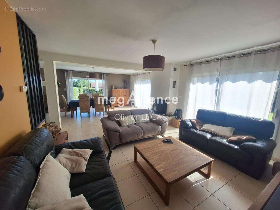 Maison à ILLEVILLE-SUR-MONTFORT