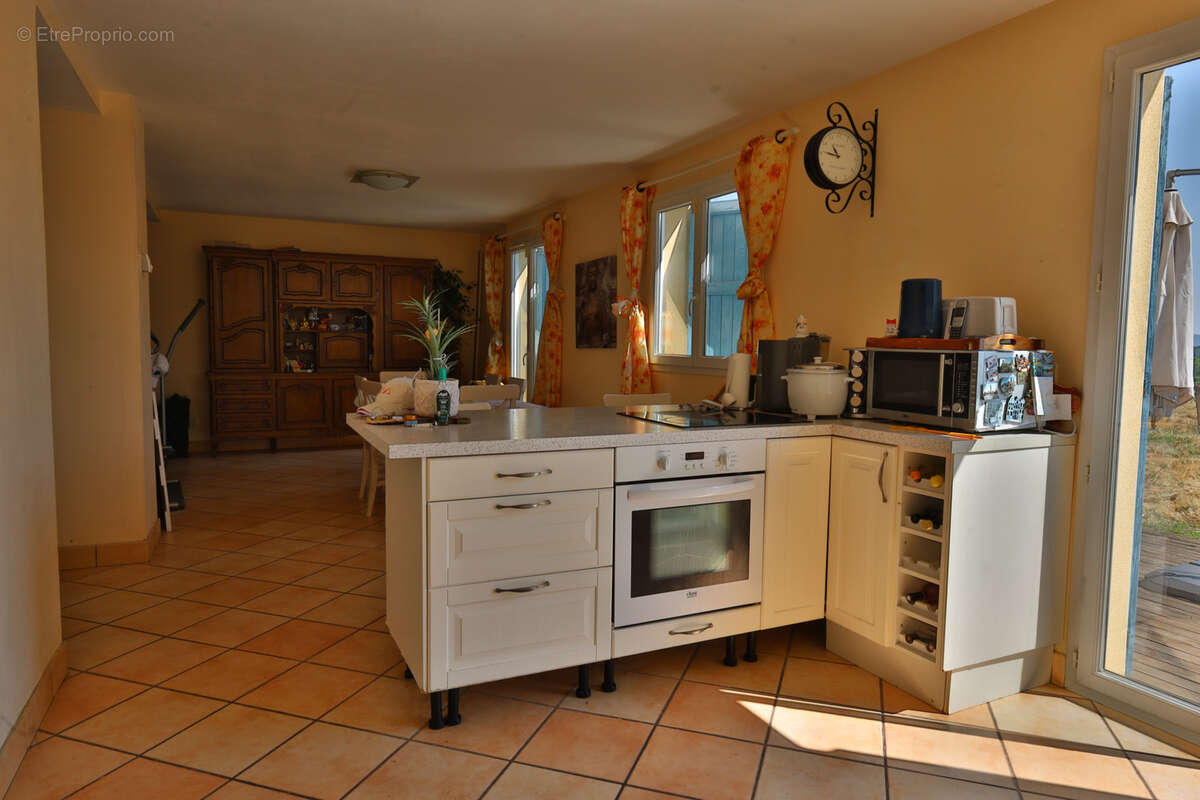 Maison Type 6 - 121,14 m2 habitables - Terrain 923 m2 - Garage - Piscine - photo 9