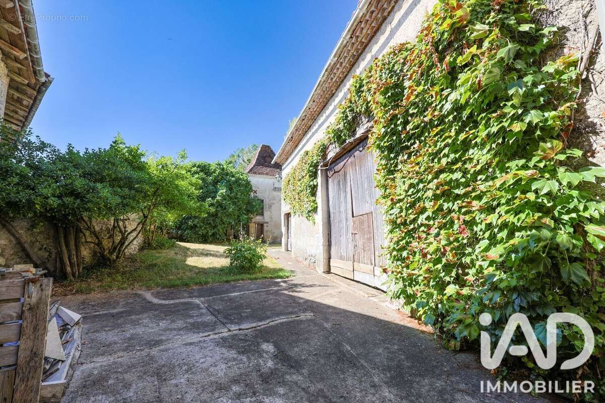 Maison 148 m² à Petit-Bersac  - photo 2
