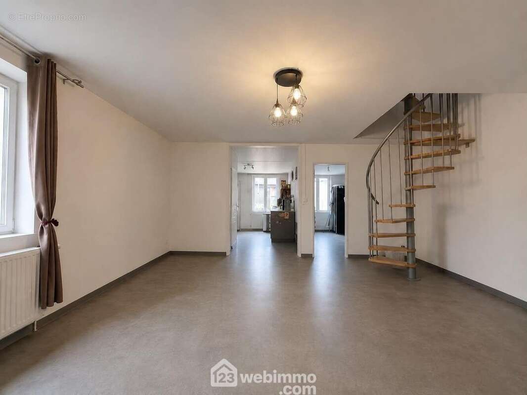 Vous disposez d'une salle à manger de 21 m² - Appartement à MARLE