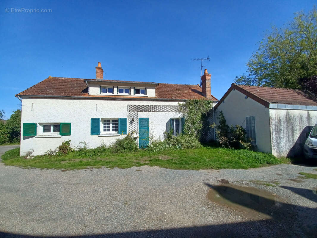 Maison ancienne indépendante, 123m2 hab, T7 avec terrain d'env 2758m2. - photo 5