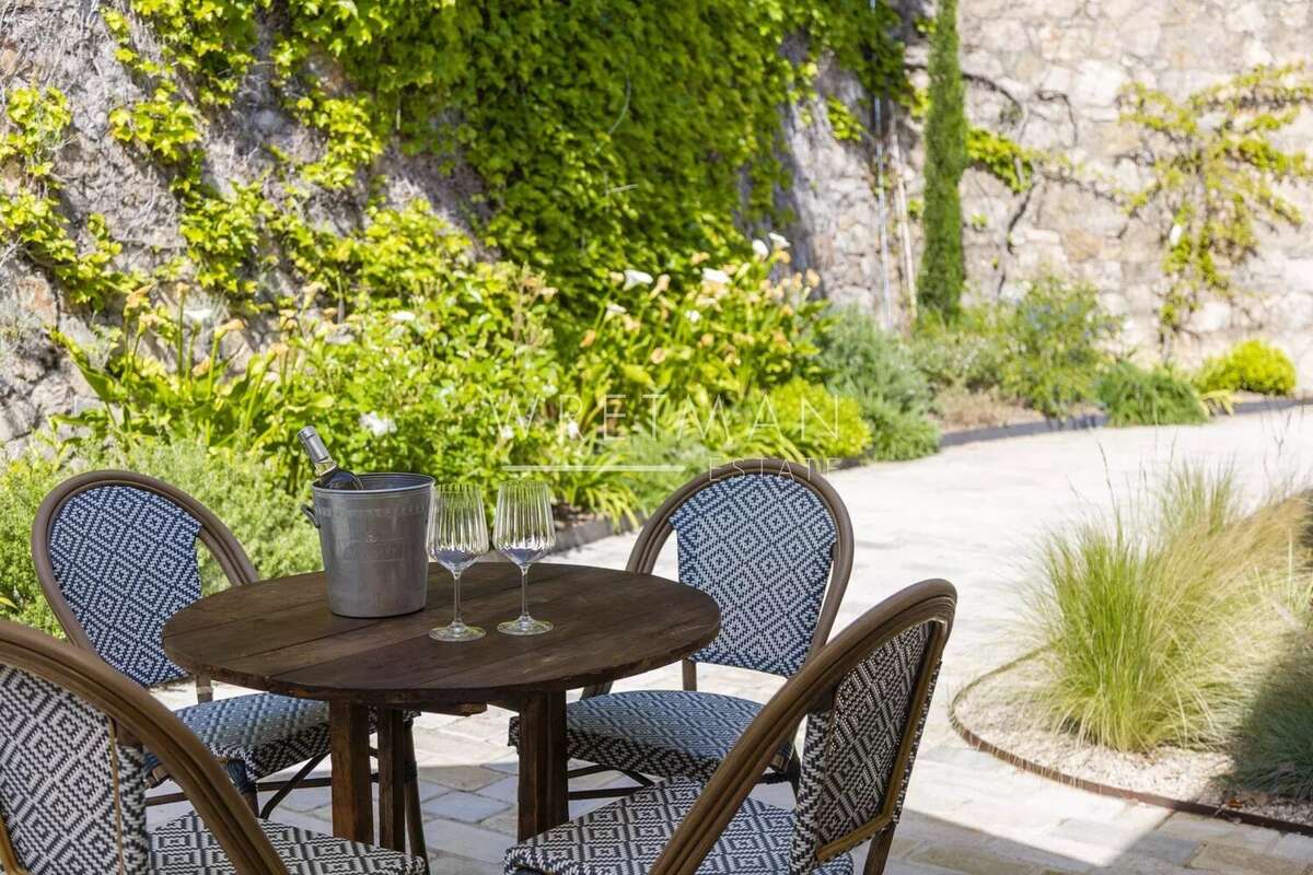 Maison à CHATEAUNEUF-GRASSE