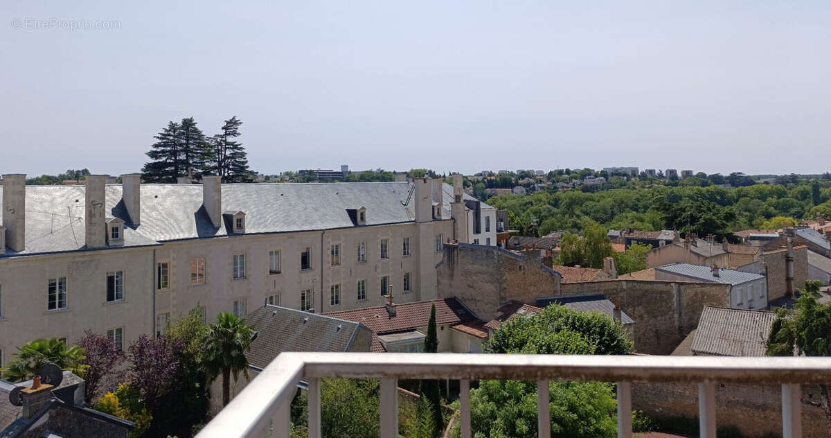 Centre-ville de Poitiers -Appartement traversant de 103 m² avec terrasse, ascenseur, cave et parking - photo 6