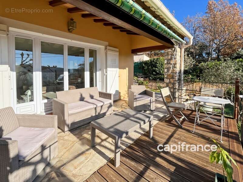 Belle villa provençale rénovée avec vue sur les collines  à BAGNOLS EN FORET (83) - photo 2