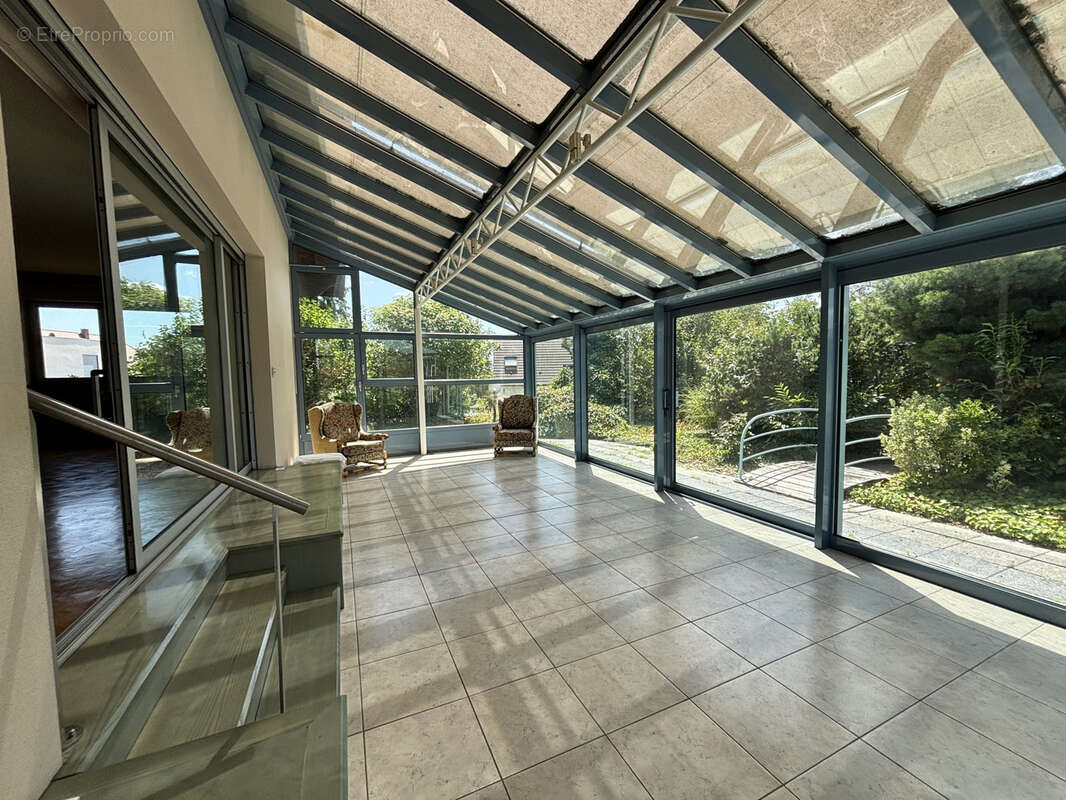 Élégante maison familiale de 220 m2 sur un magnifique terrain arboré de 15 ares - photo 18