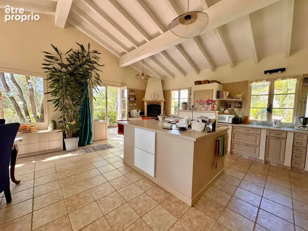 Villa sur terrain boisé avec dépendances + piscine - photo 6