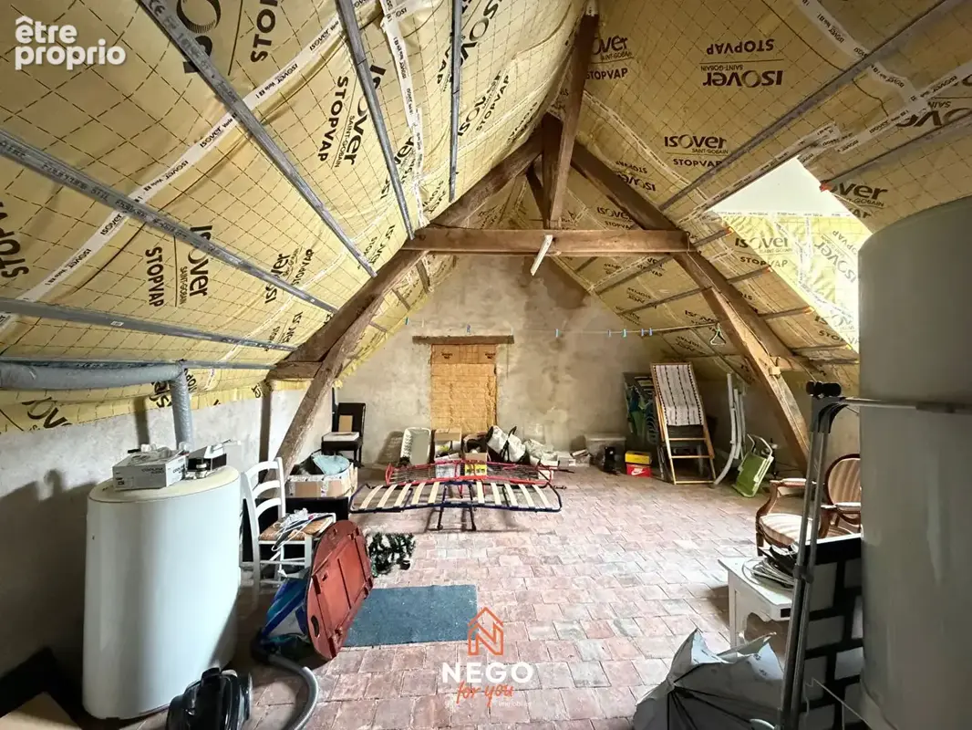 À rénover selon vos envies : maison avec cour et dépendance en plein bourg de Bécon-les-Granits - photo 7