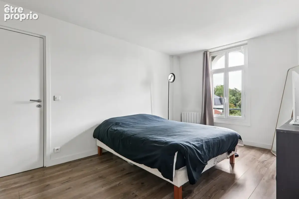 Appartement au dernier étage d'une maison bourgeoise avec dépendance et jardin. - photo 7