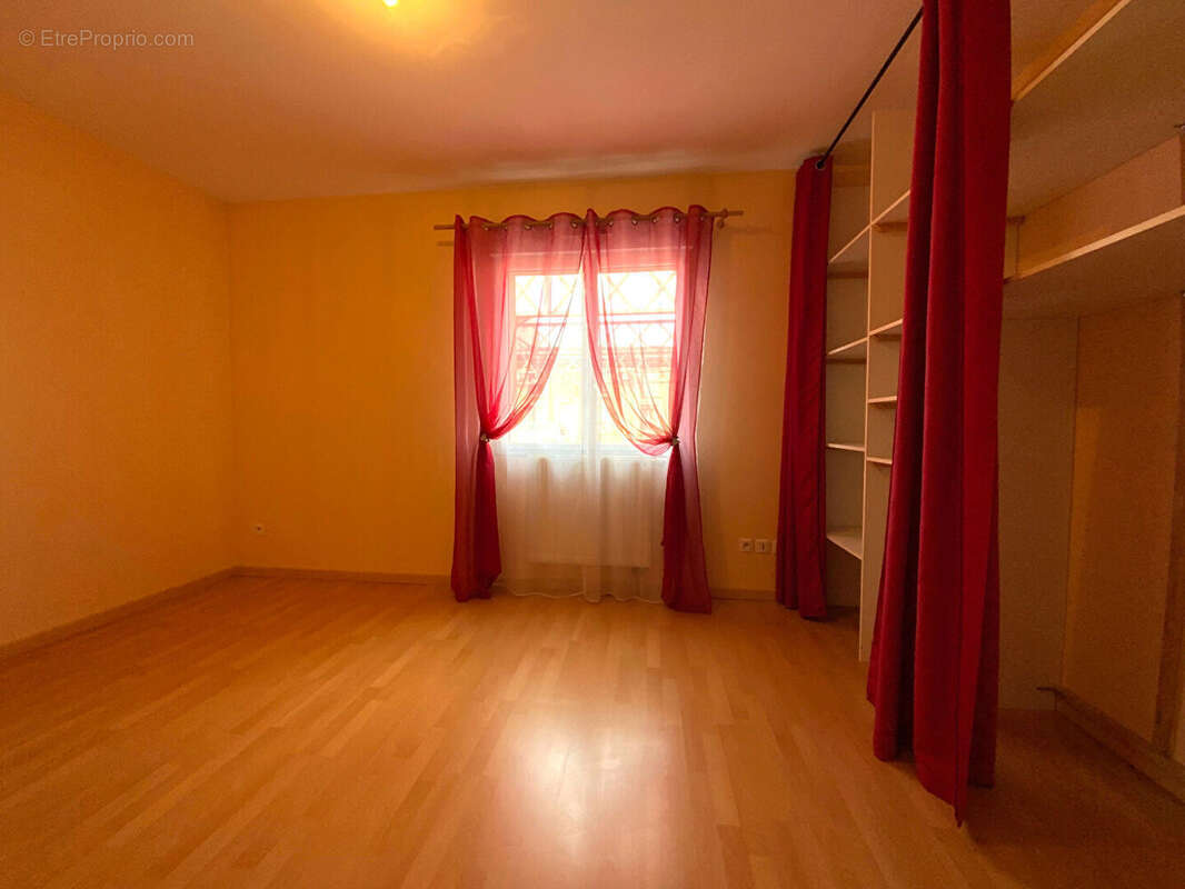 Centre de ste savine, spacieux t3 de plain pied de 73m² avec parking - photo 8