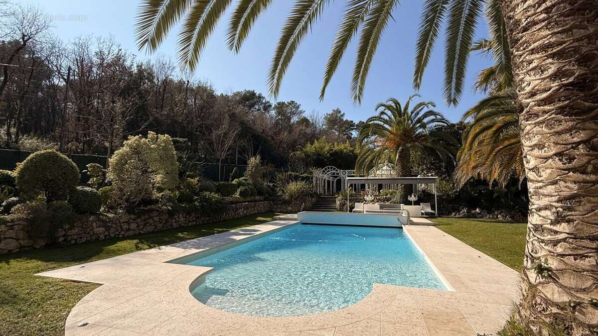 Maison à ROQUEFORT-LES-PINS