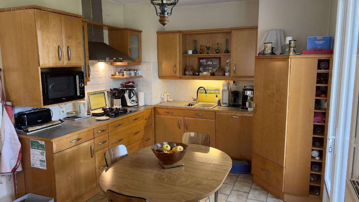 La fraîcheur d'un espace boisé, autour de cette maison offrant 200 m² de potentiel habitable grâce à un projet d'aménagement con - photo 5
