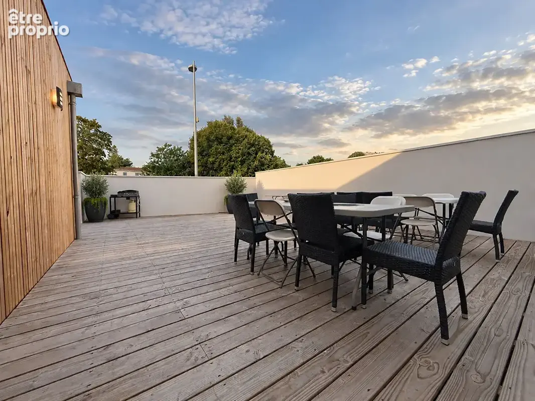 QUARTIER RÉSIDENTIEL - Maison neuve de trois pièces avec grande terrasse bois - photo 11