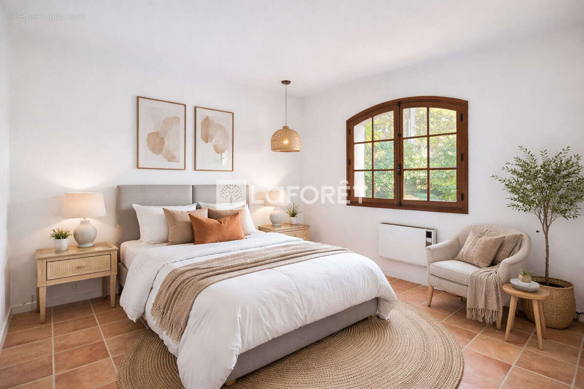 Maison à CEYRESTE