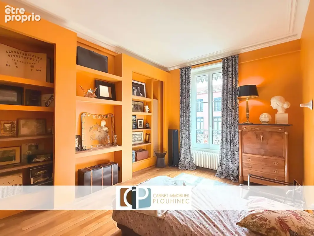 Charme & élégance pour ce bel appartement rénové avec garage. - photo 2