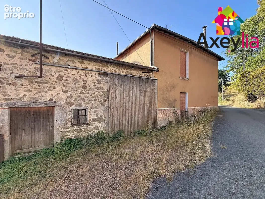 A vendre - saint-bonnet-des-quarts - maison d'habitation à réhabiliter avec grange mitoyenne et terrain - photo 3