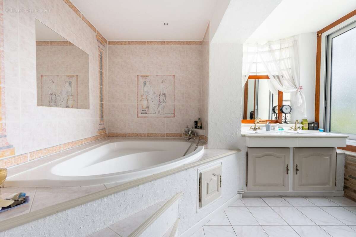 Maison à NEAUFLES-SAINT-MARTIN