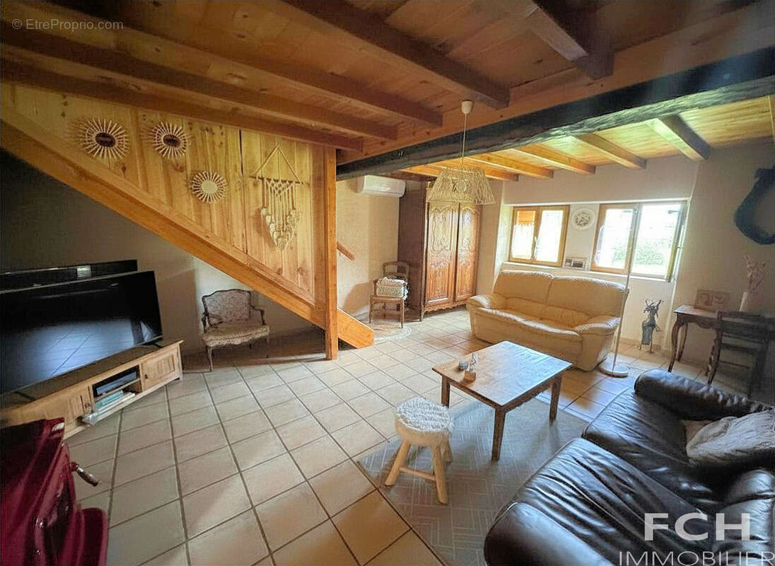 Maison de campagne avec 2 garages et dépendances - photo 5