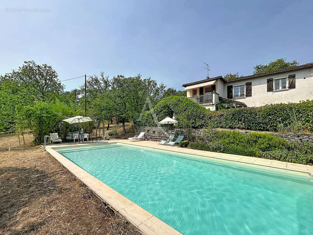 Maison familiale de 4 chambres avec piscine, jolie vue dégagée et 5 766m² de terrain. - photo 14
