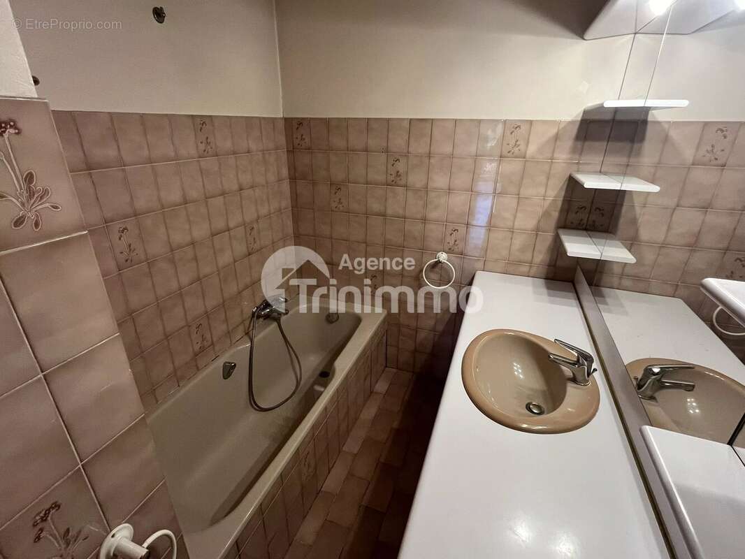 Appartement à SAINT-LAURENT-DU-VAR